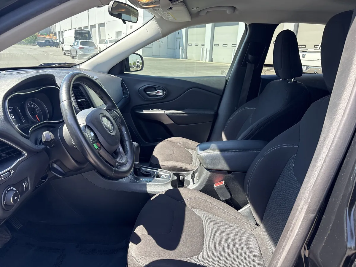 2019 Jeep Cherokee Latitude thumbnail 16