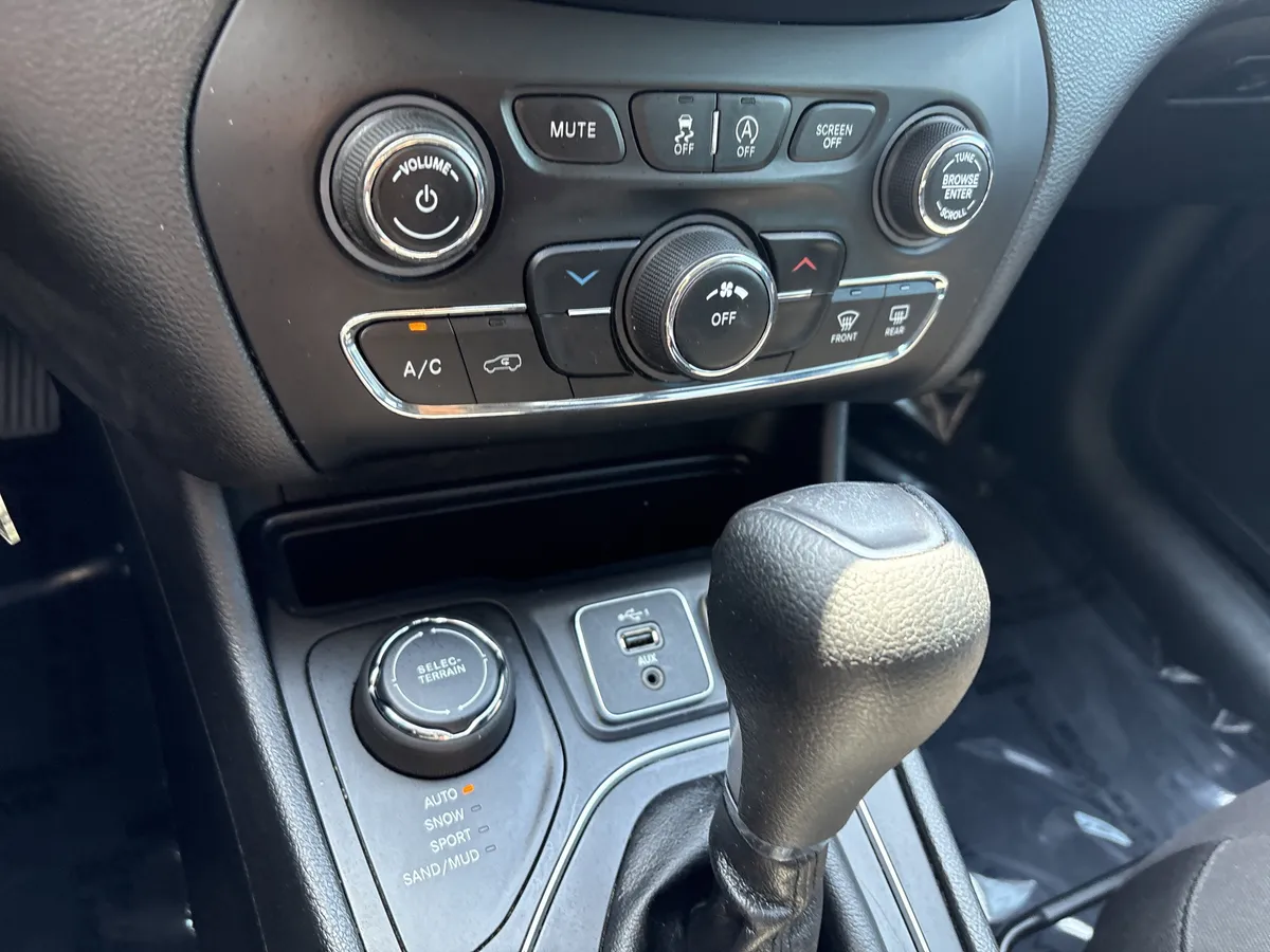 2019 Jeep Cherokee Latitude thumbnail 27