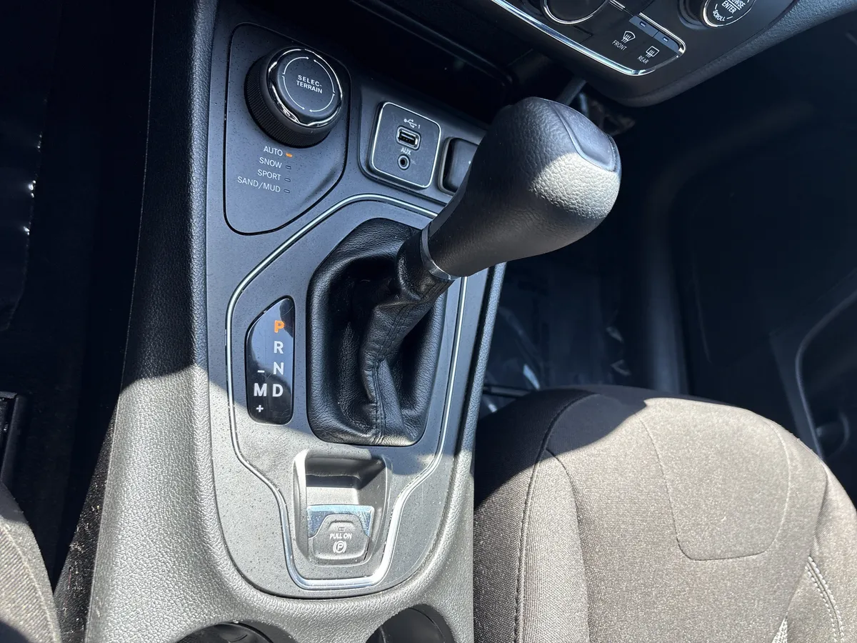 2019 Jeep Cherokee Latitude thumbnail 28