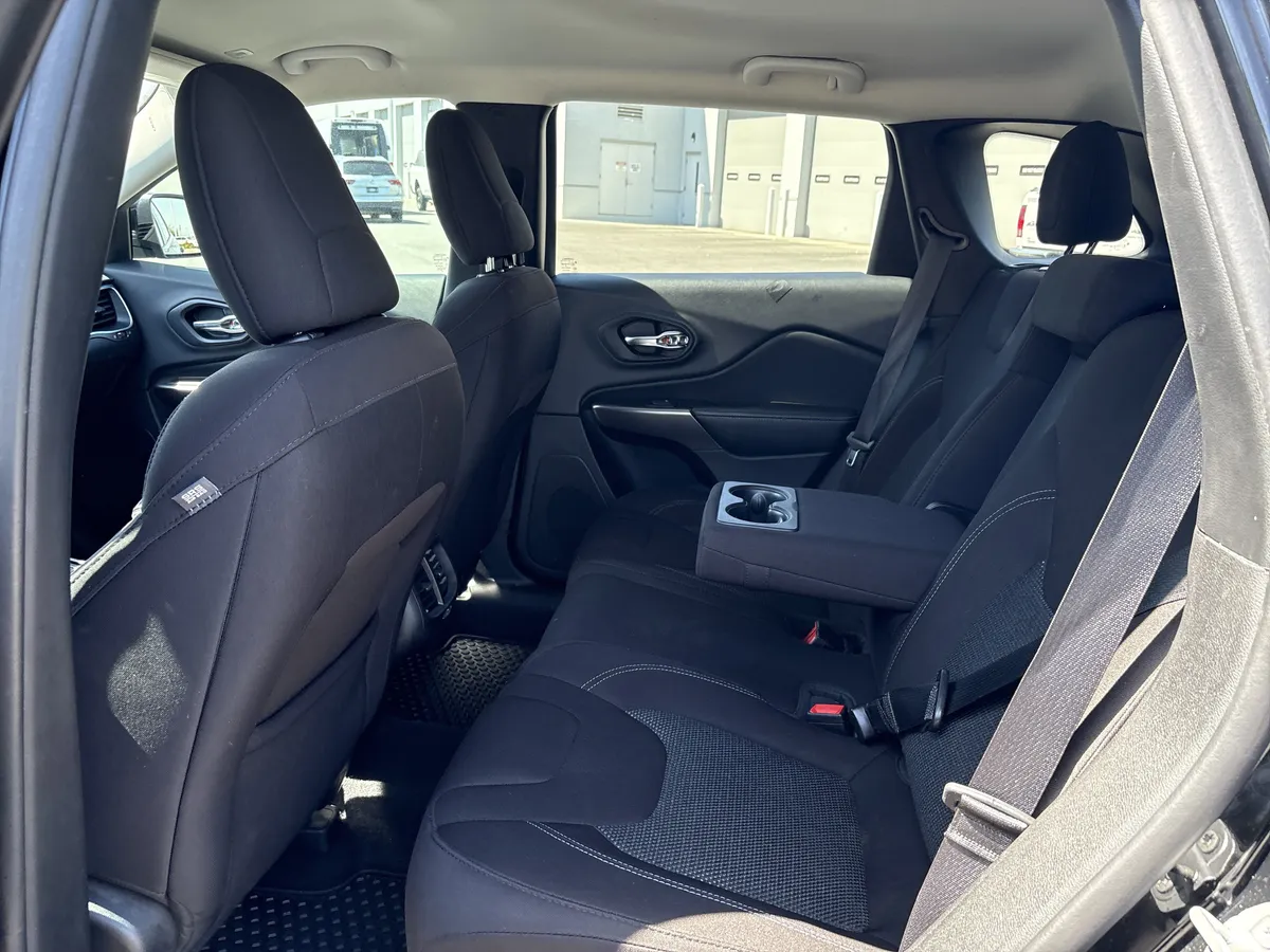 2019 Jeep Cherokee Latitude thumbnail 30