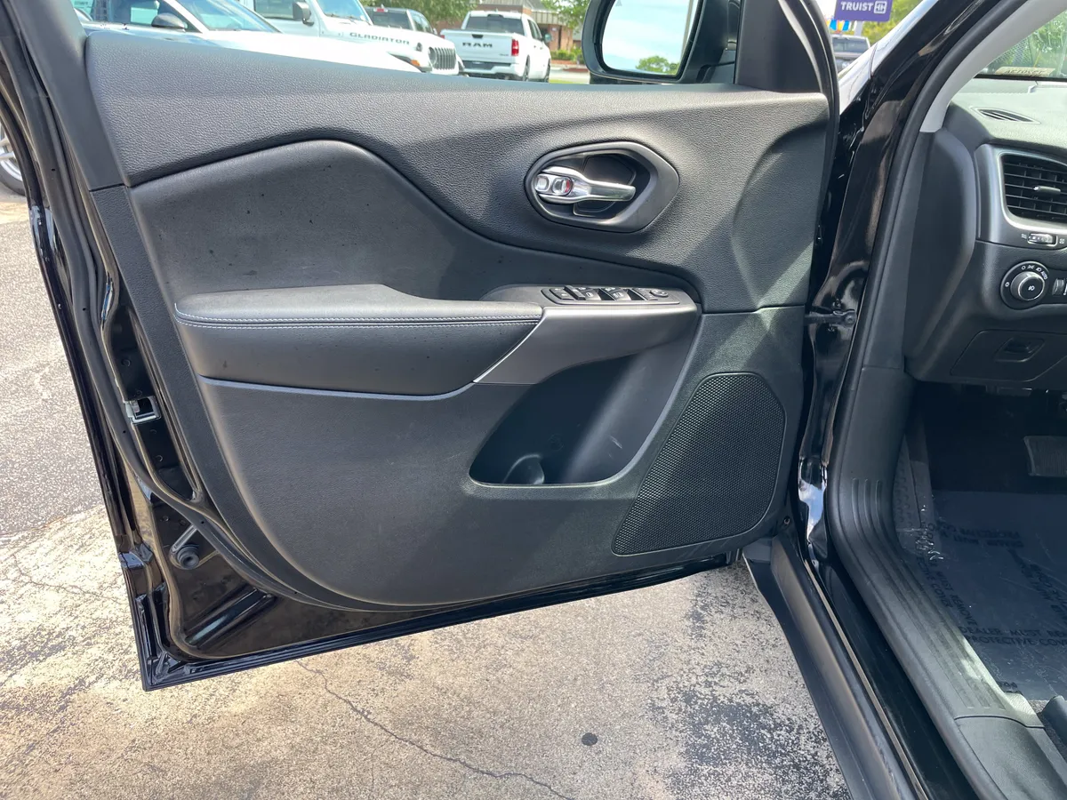 2019 Jeep Cherokee Latitude Plus thumbnail 14