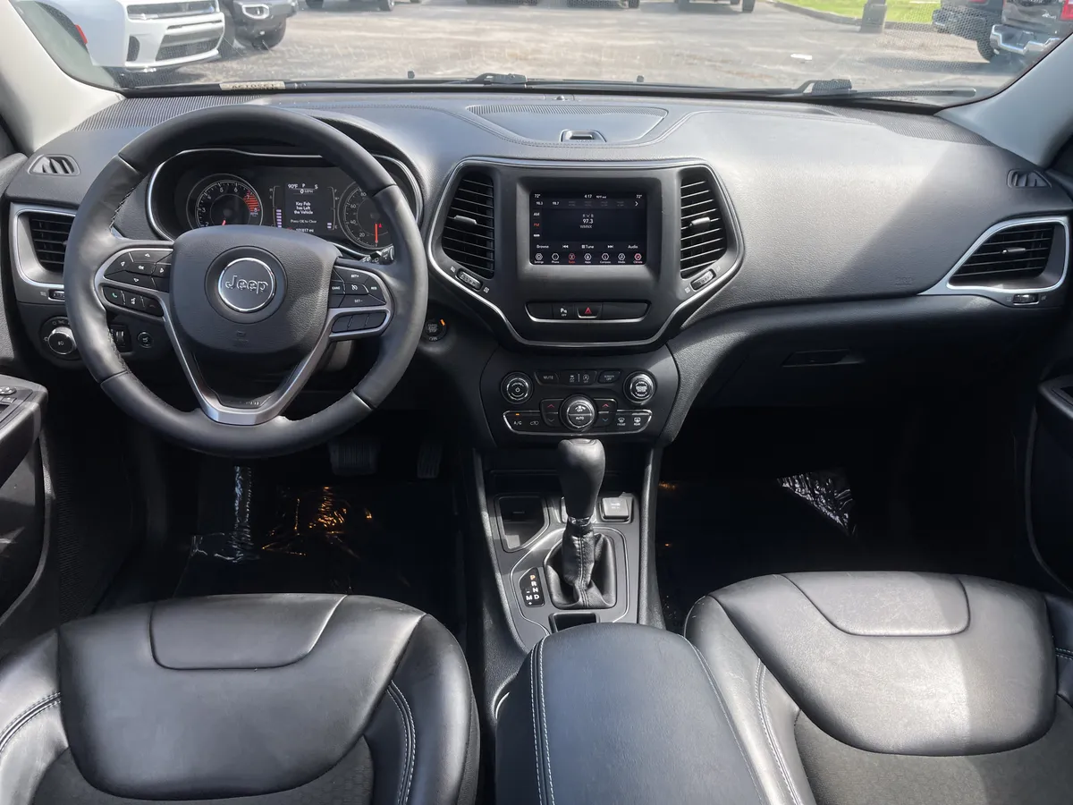 2019 Jeep Cherokee Latitude Plus thumbnail 16