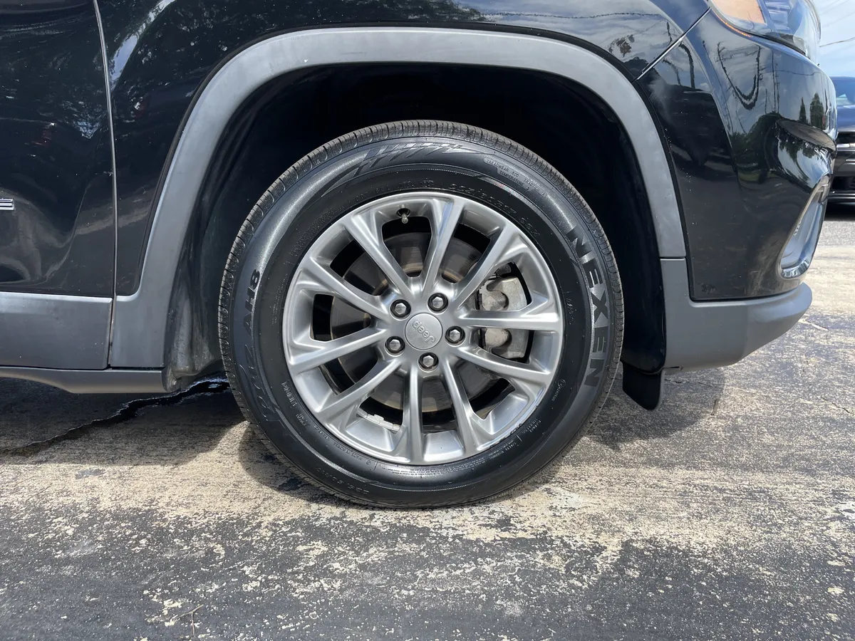 2019 Jeep Cherokee Latitude Plus thumbnail 19