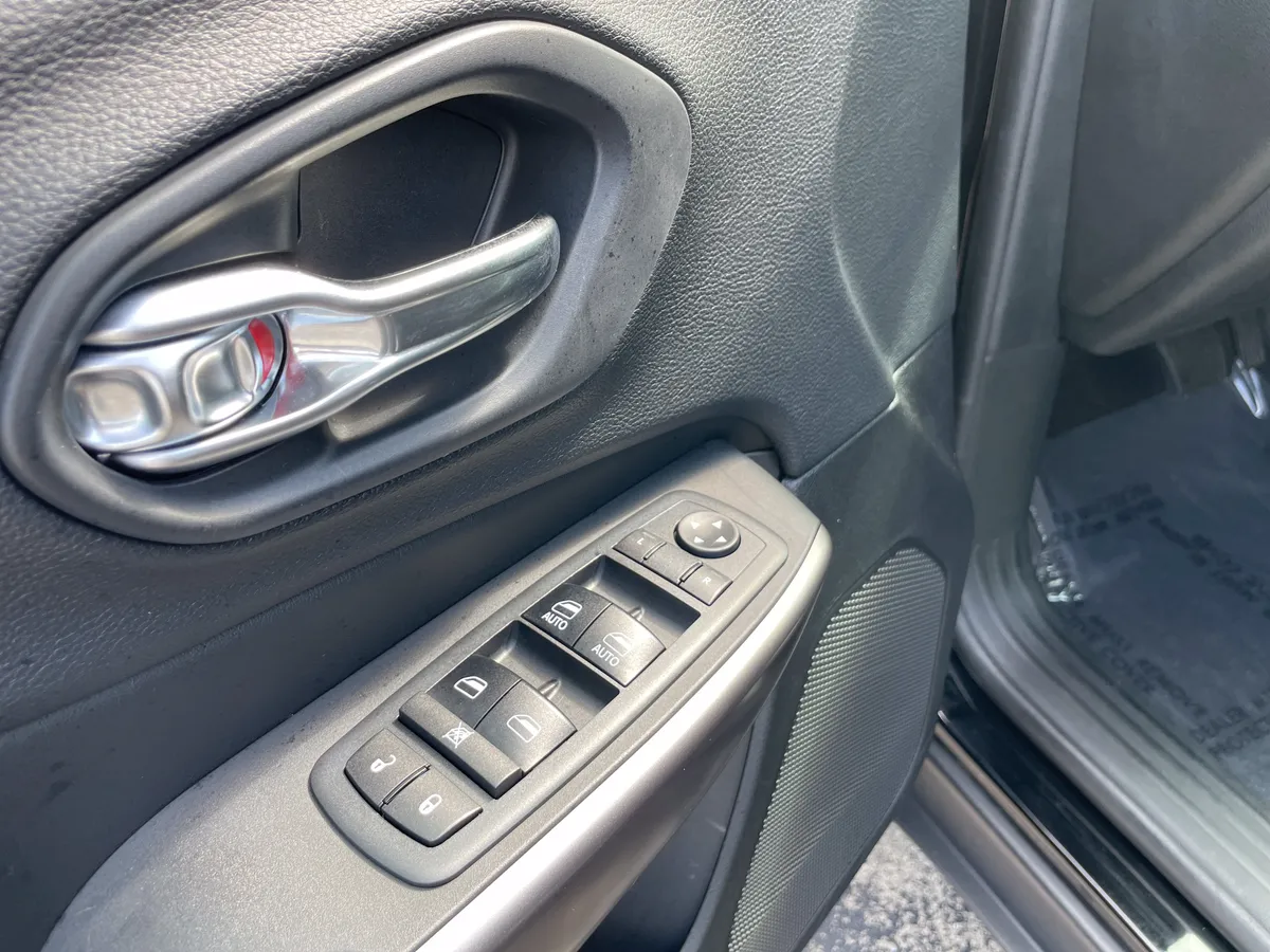 2019 Jeep Cherokee Latitude Plus thumbnail 2