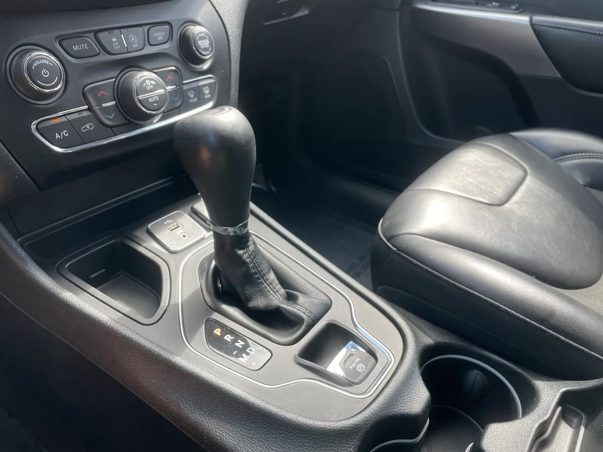 2019 Jeep Cherokee Latitude Plus thumbnail 27