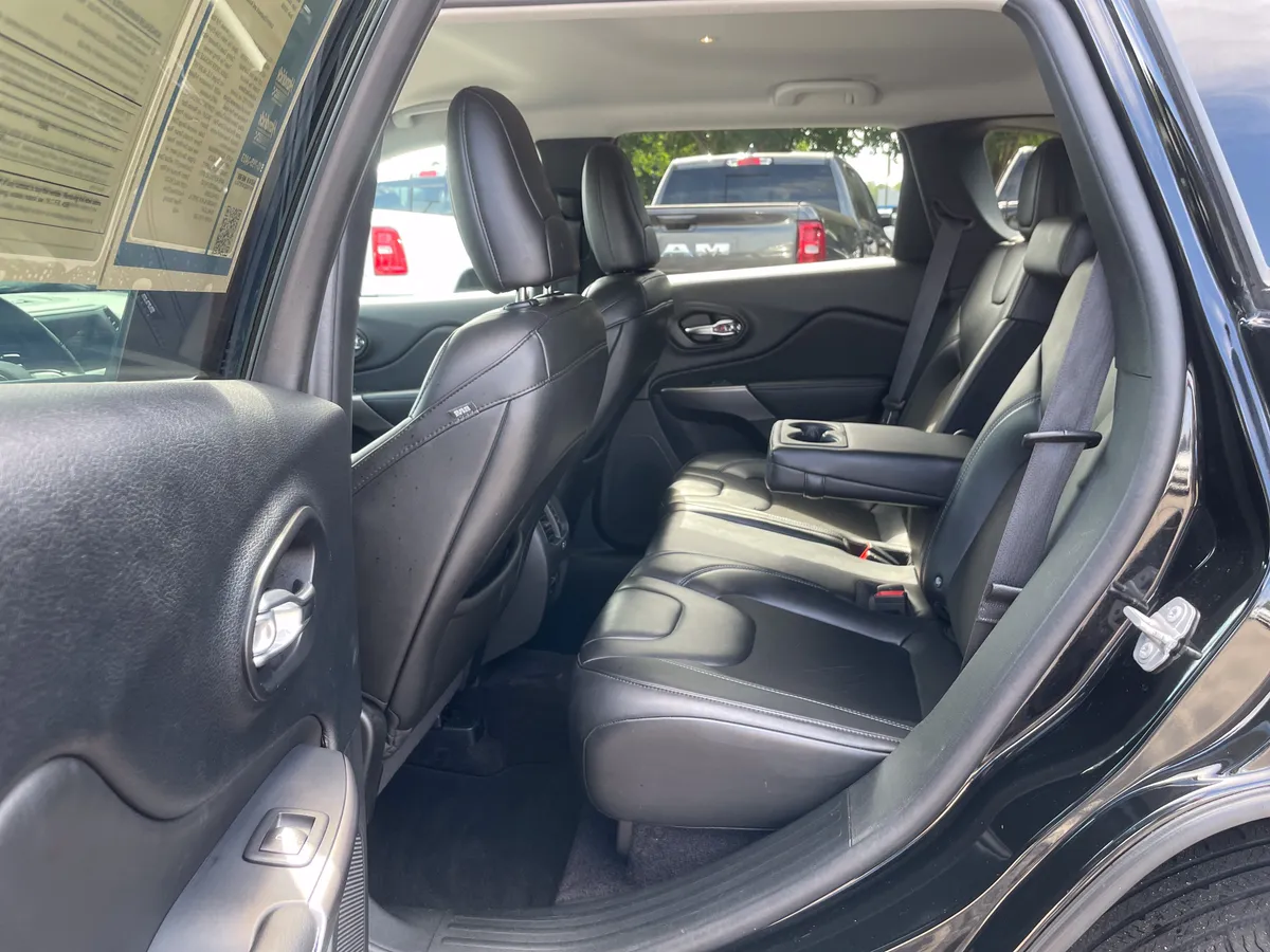 2019 Jeep Cherokee Latitude Plus thumbnail 28