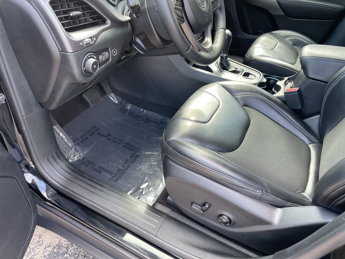 2019 Jeep Cherokee Latitude Plus thumbnail 8