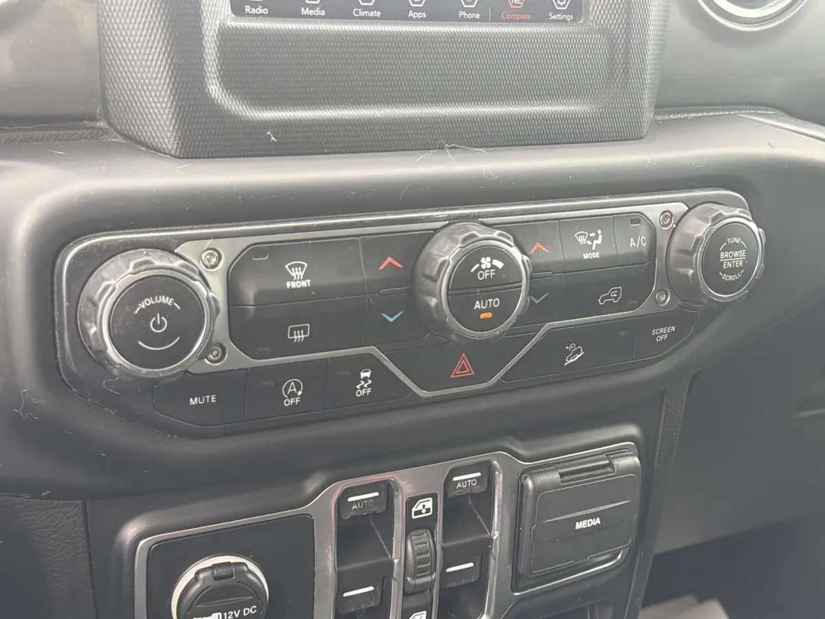 2019 Jeep Wrangler Unlimited Sahara 4x4 thumbnail 29