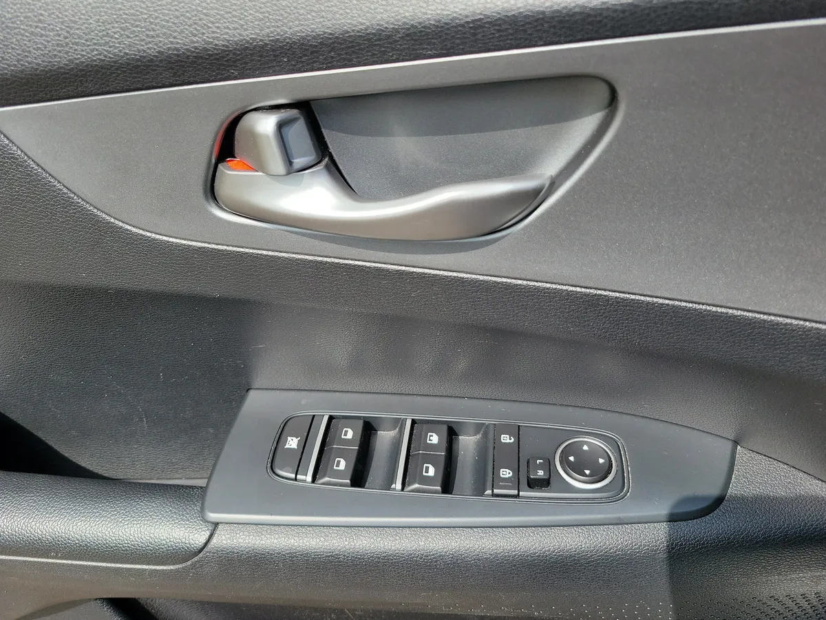 2019 Kia Forte LXS thumbnail 23