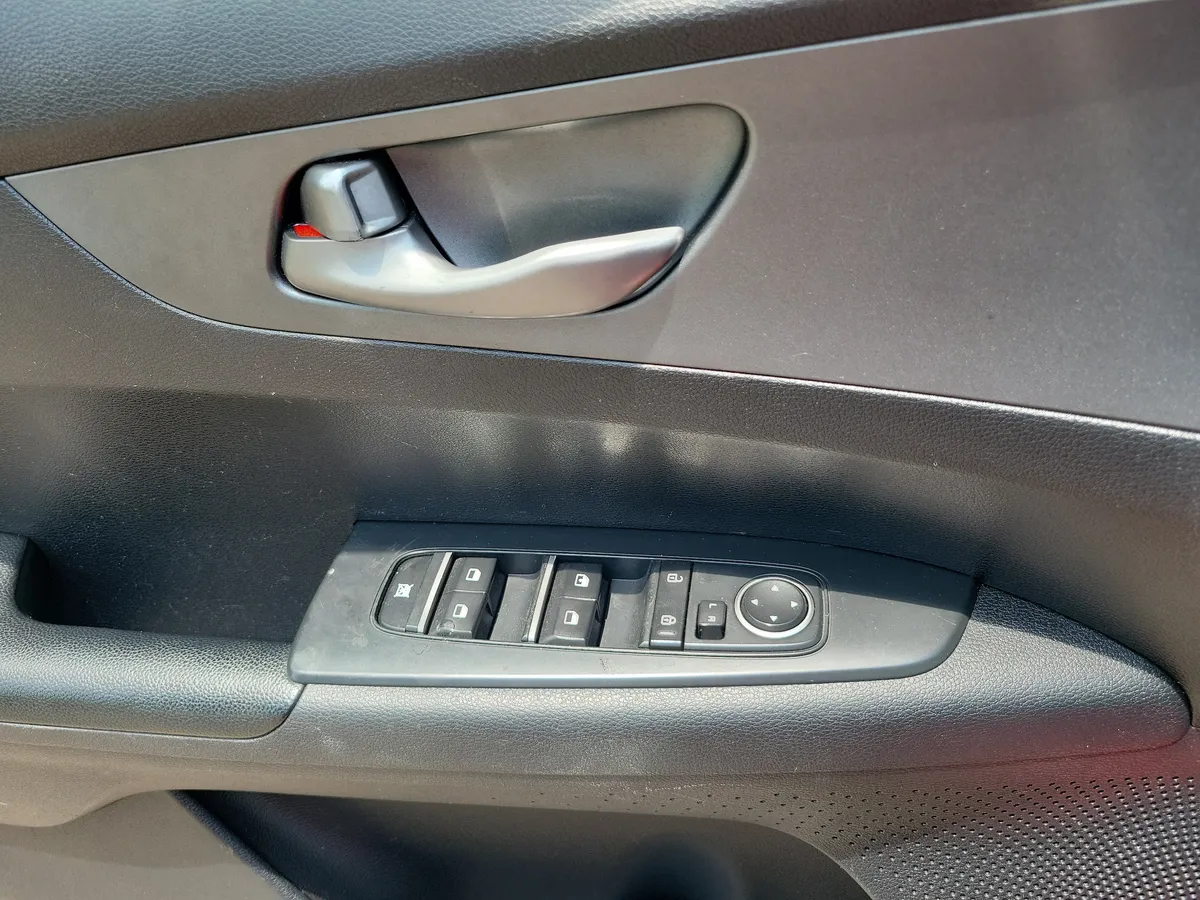 2019 Kia Forte LXS thumbnail 24