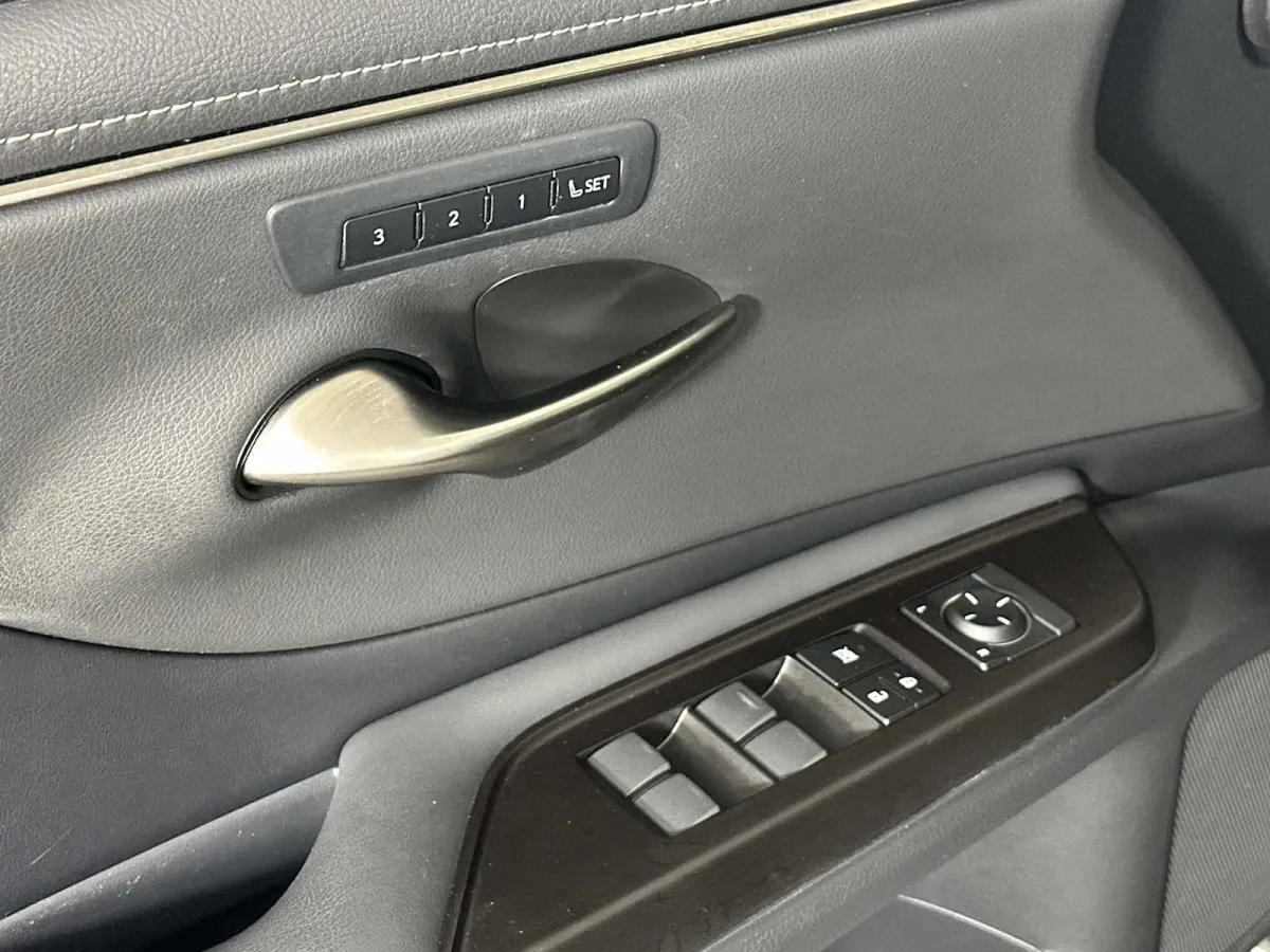 2019 Lexus ES 350 thumbnail 12