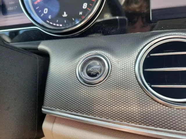2019 Mercedes-Benz E-Class E 300 4MATIC thumbnail 24