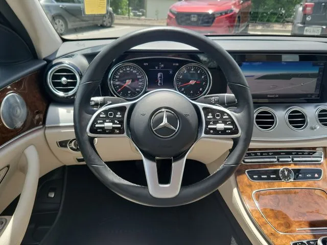 2019 Mercedes-Benz E-Class E 300 4MATIC thumbnail 26