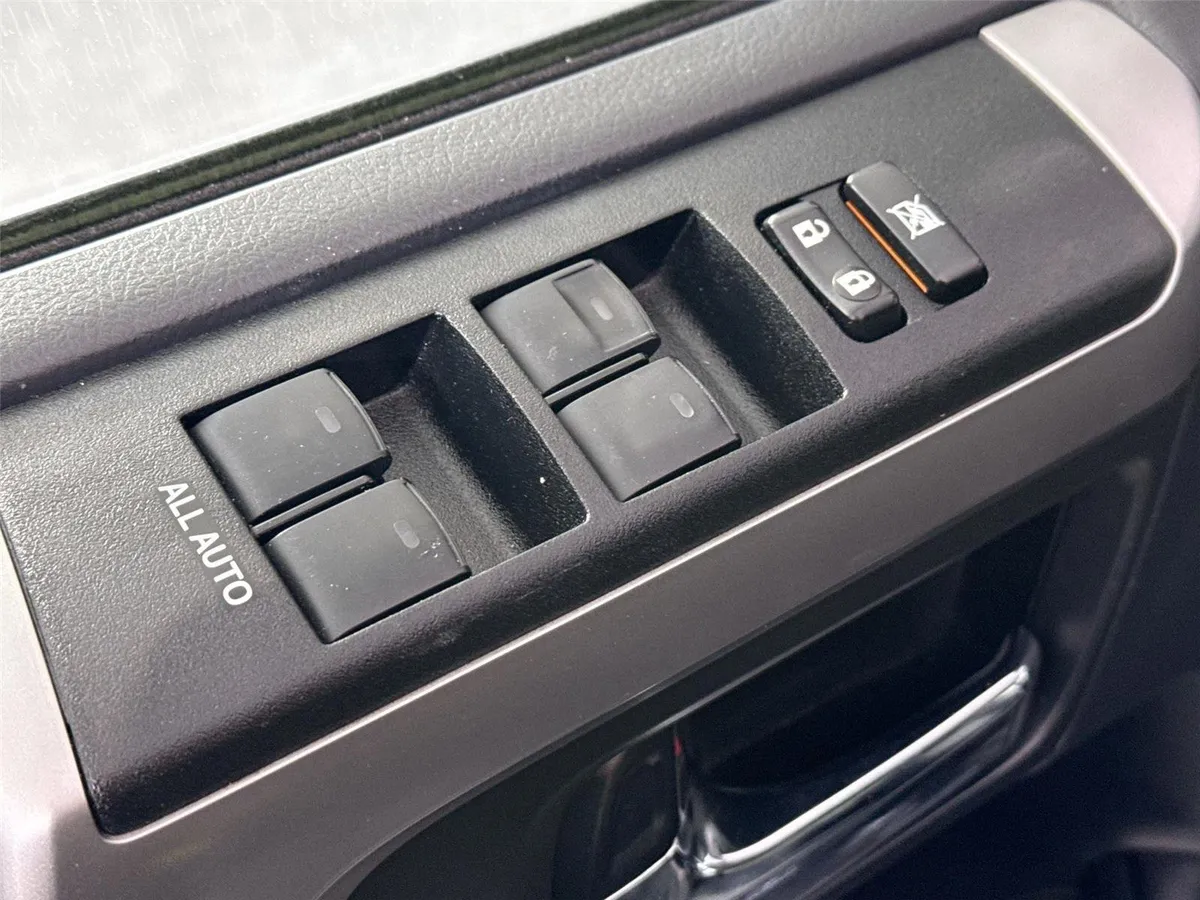2019 Toyota 4Runner SR5 thumbnail 26
