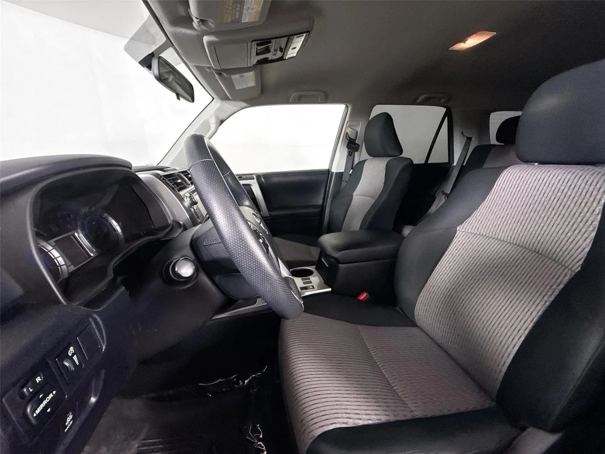 2019 Toyota 4Runner SR5 thumbnail 3