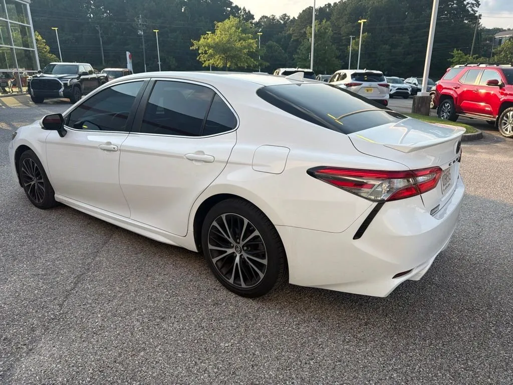 2019 Toyota Camry SE thumbnail 2