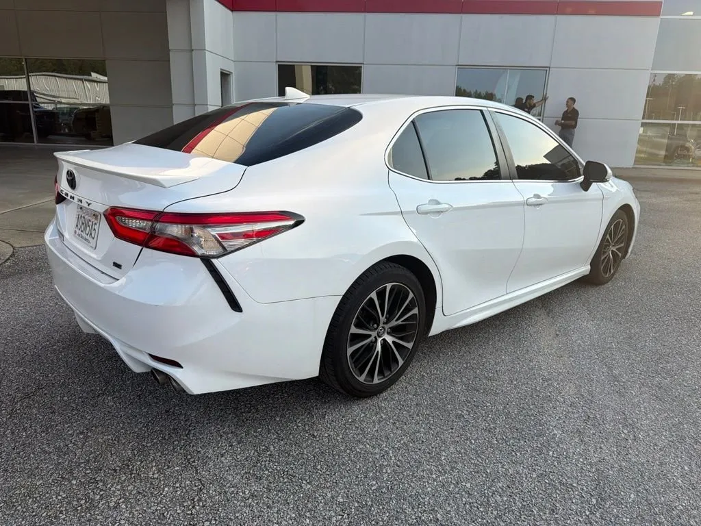 2019 Toyota Camry SE thumbnail 3
