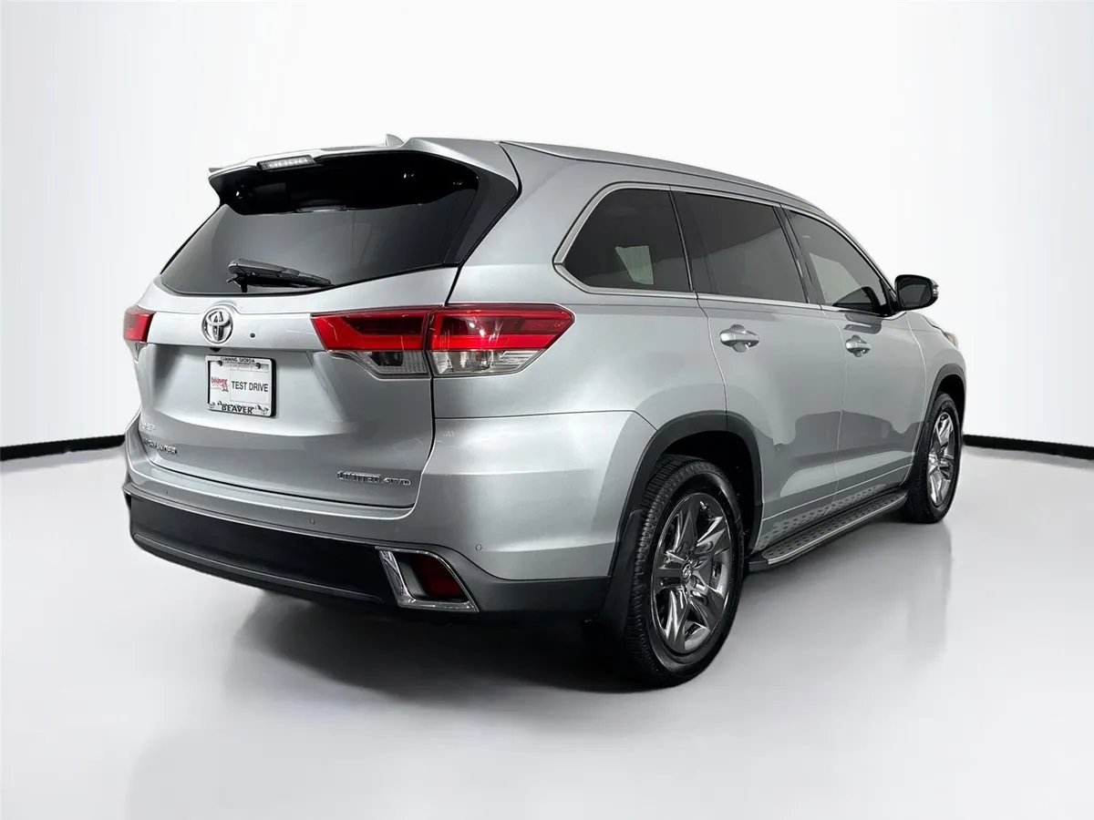 2019 Toyota Highlander Limited Platinum thumbnail 2