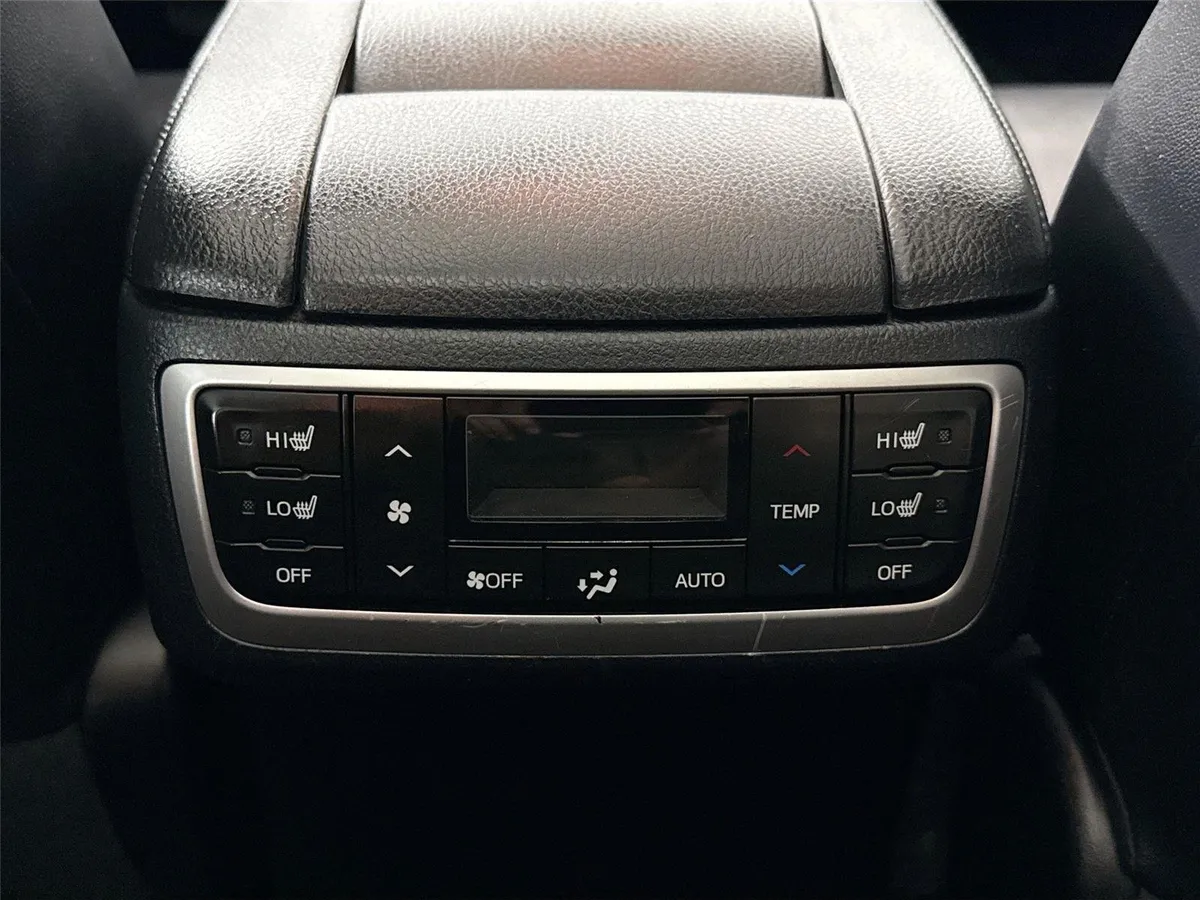 2019 Toyota Highlander Limited Platinum thumbnail 38