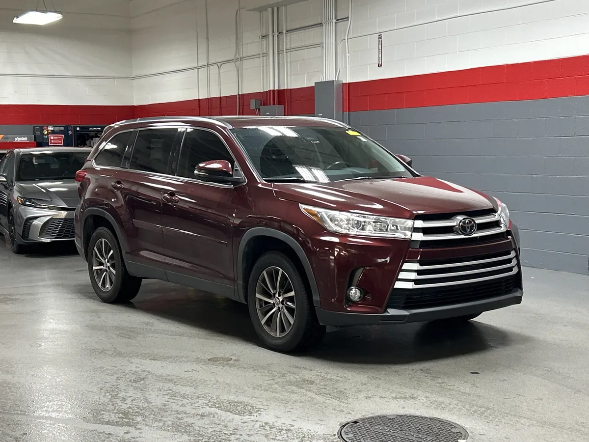 2019 Toyota Highlander XLE thumbnail 2