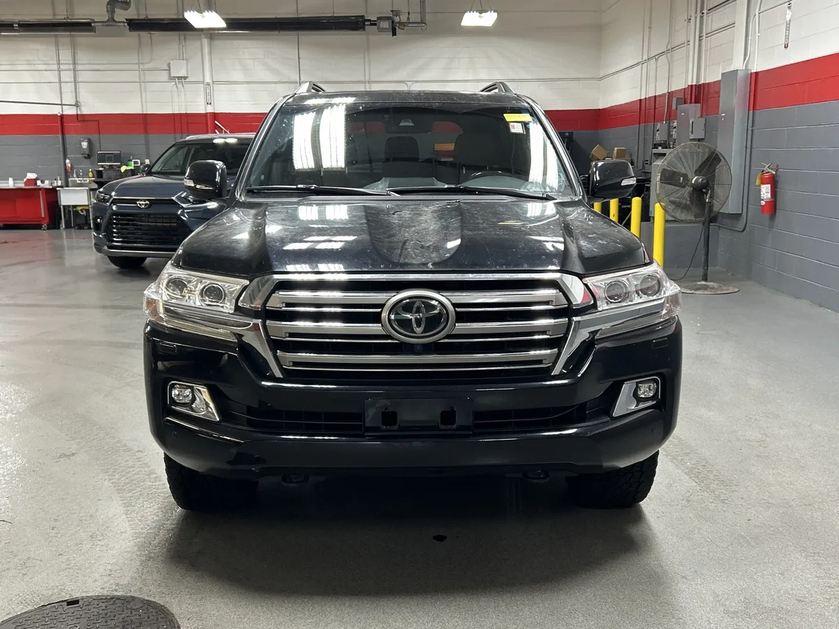 2019 Toyota Land Cruiser thumbnail 3