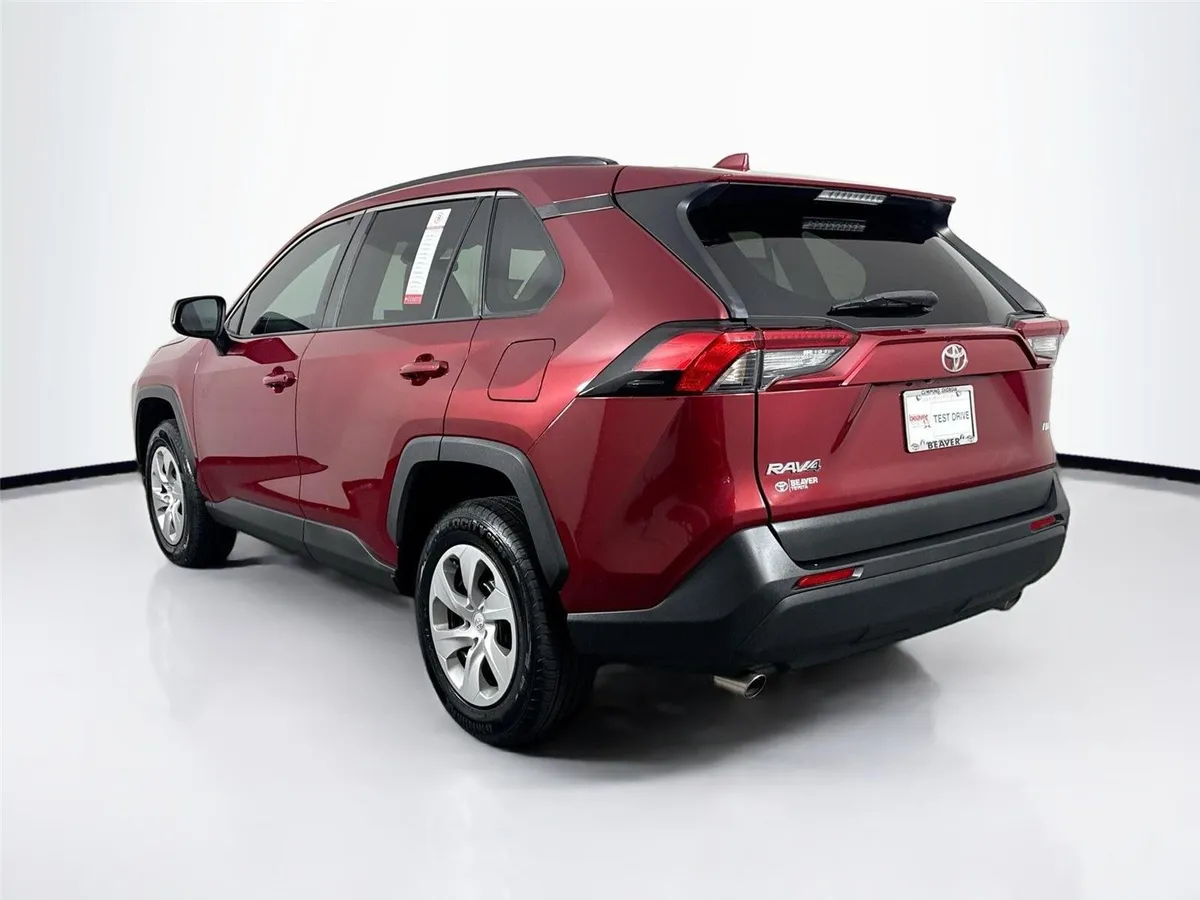 2019 Toyota RAV4 LE thumbnail 11