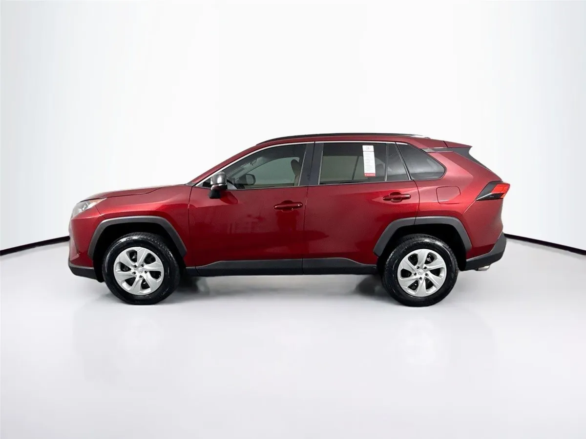 2019 Toyota RAV4 LE thumbnail 12