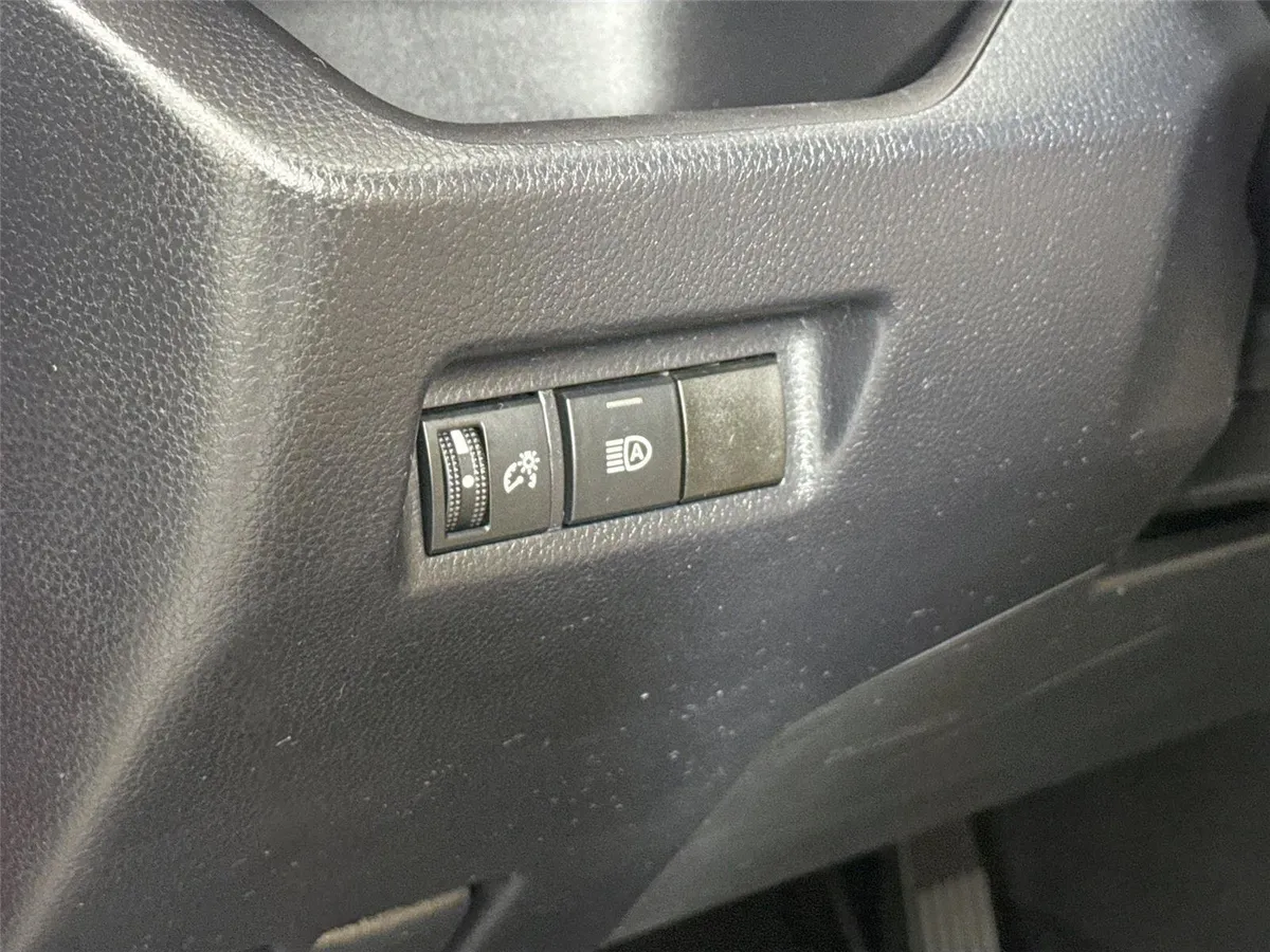 2019 Toyota RAV4 LE thumbnail 14