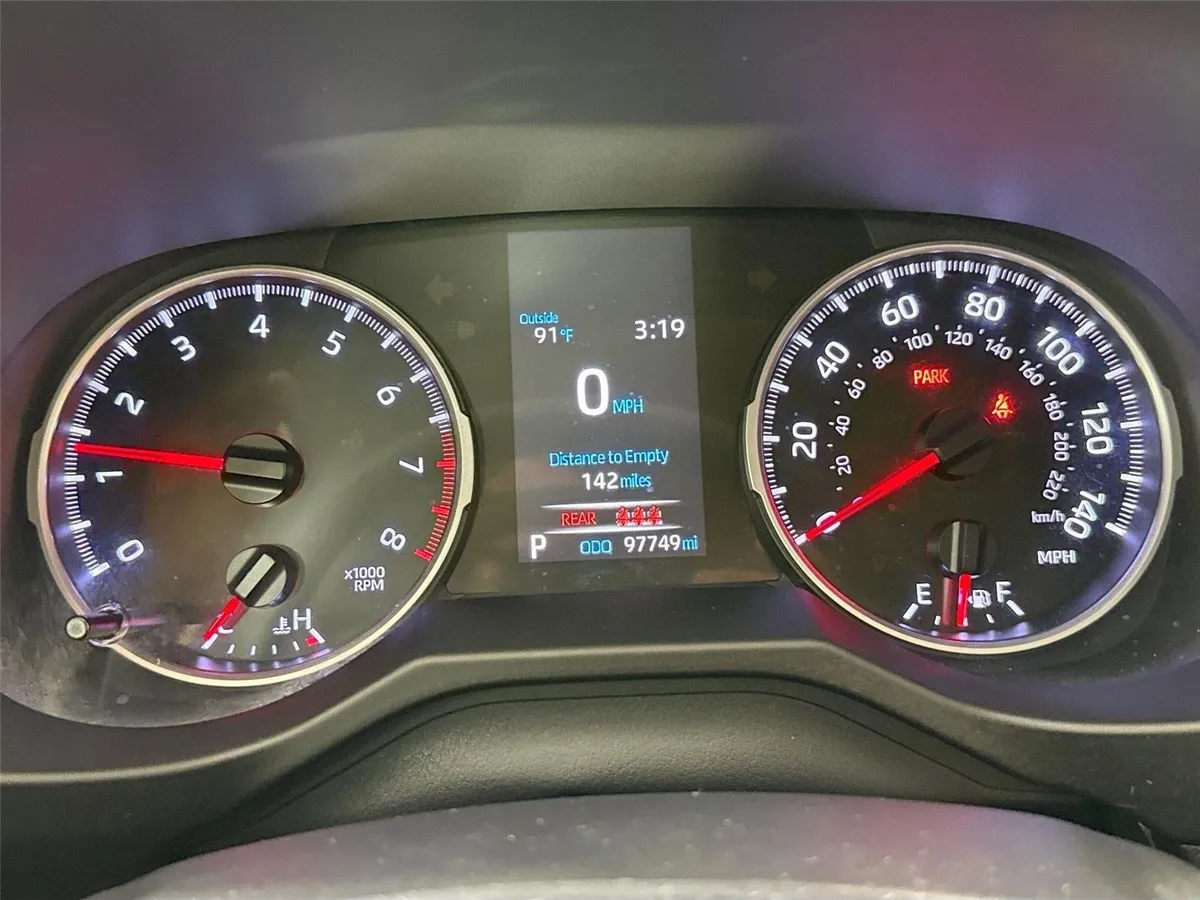 2019 Toyota RAV4 LE thumbnail 18