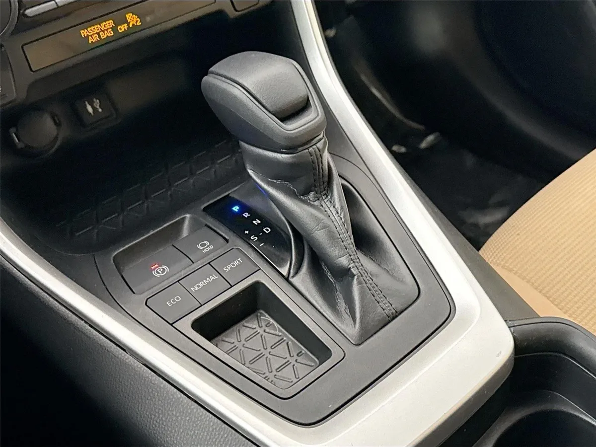 2019 Toyota RAV4 LE thumbnail 23