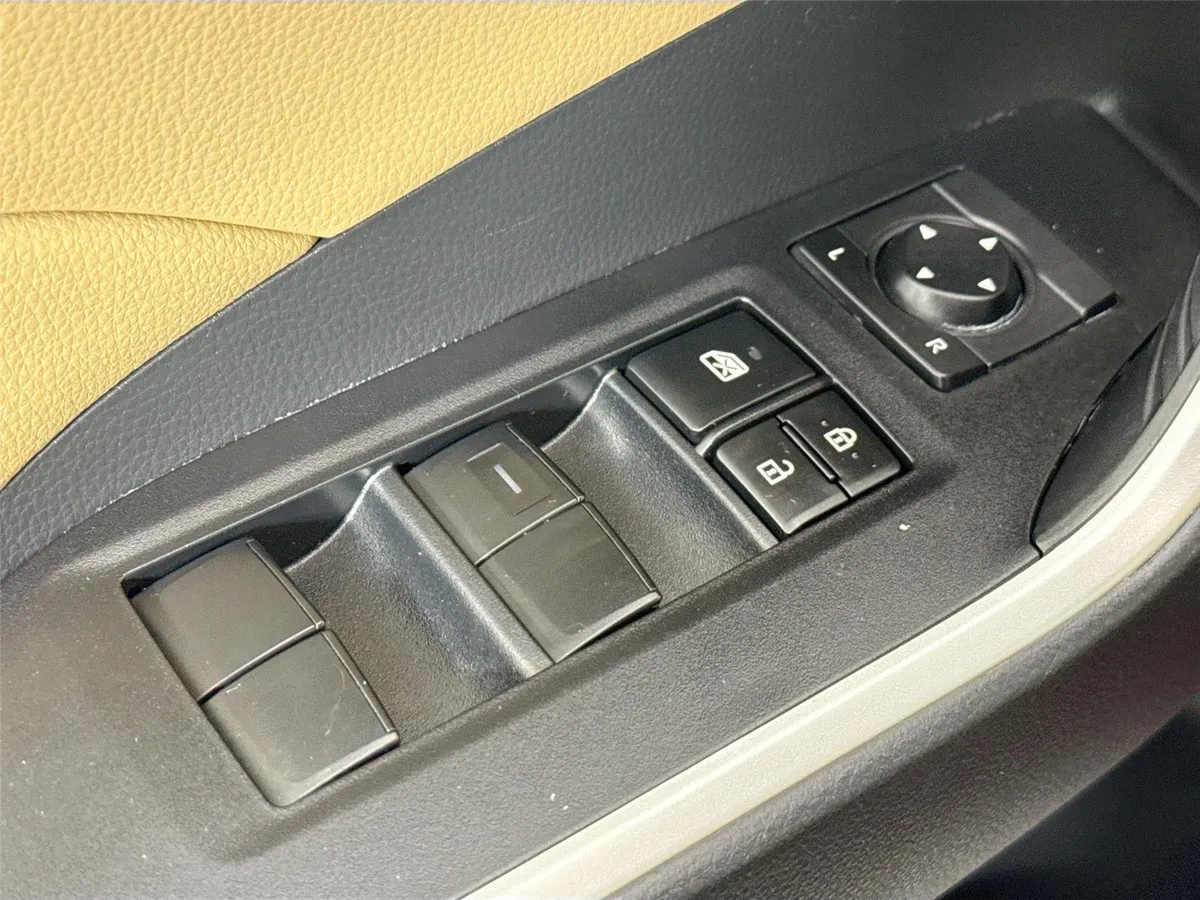 2019 Toyota RAV4 LE thumbnail 24