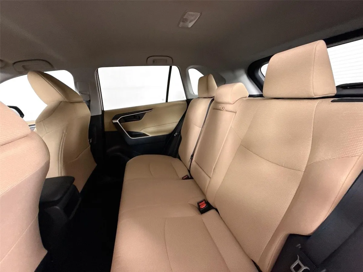 2019 Toyota RAV4 LE thumbnail 26