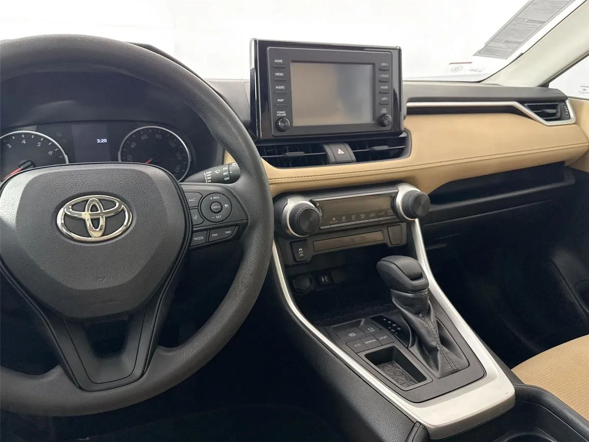 2019 Toyota RAV4 LE thumbnail 28