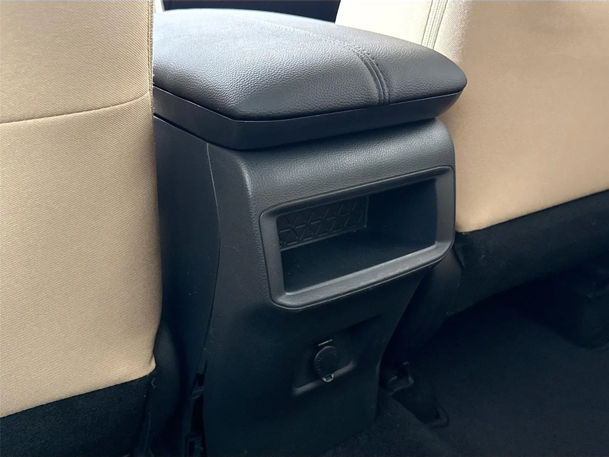 2019 Toyota RAV4 LE thumbnail 30