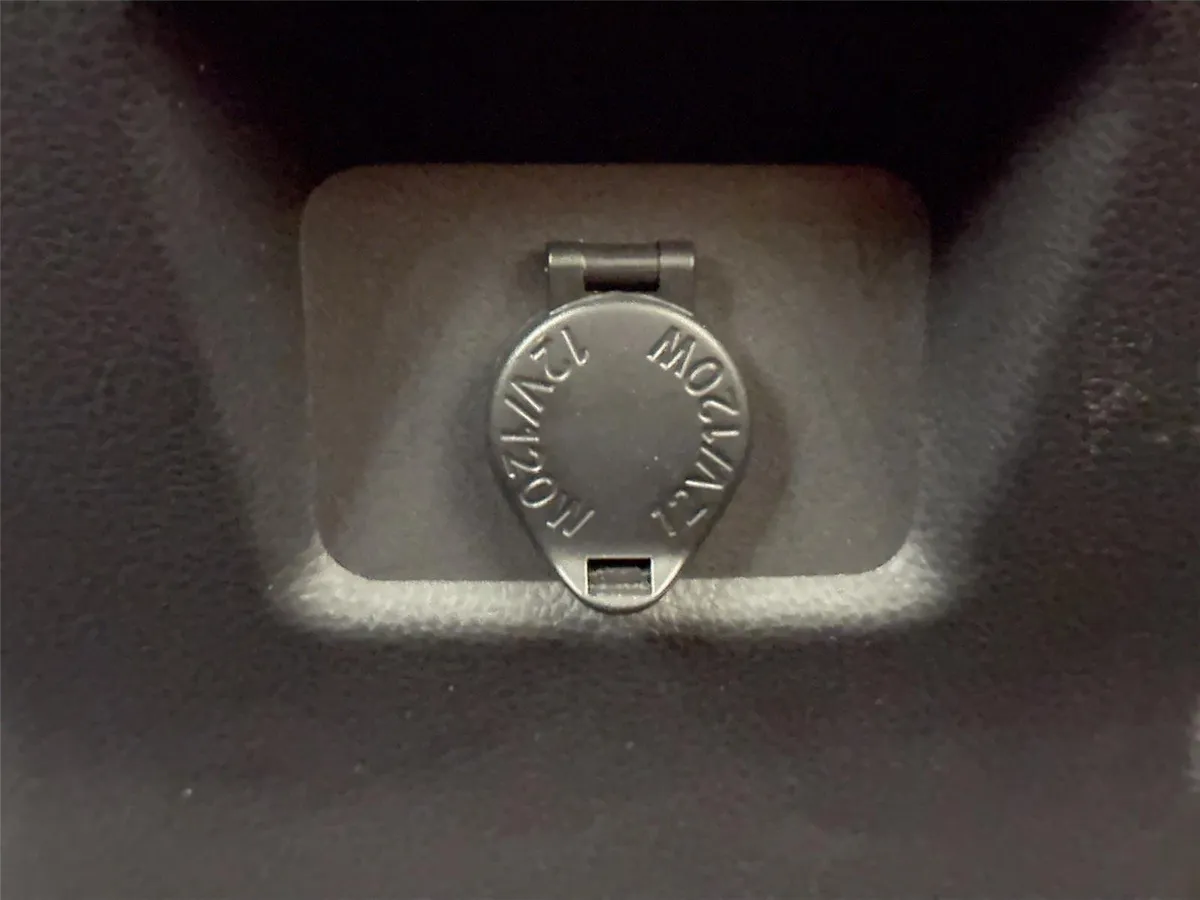 2019 Toyota RAV4 LE thumbnail 31
