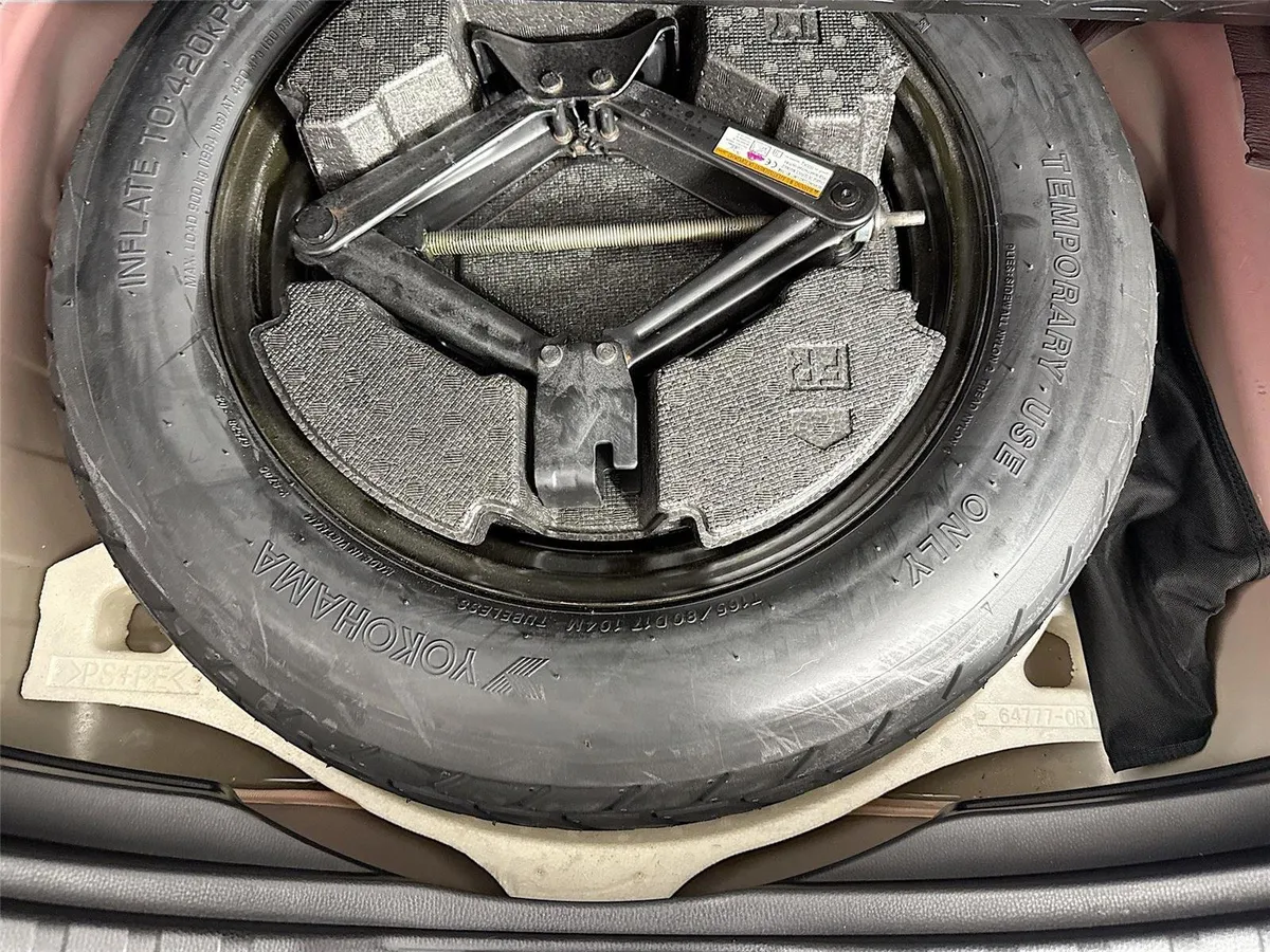 2019 Toyota RAV4 LE thumbnail 33