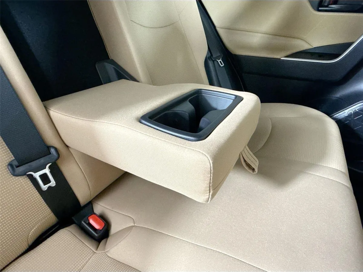 2019 Toyota RAV4 LE thumbnail 34