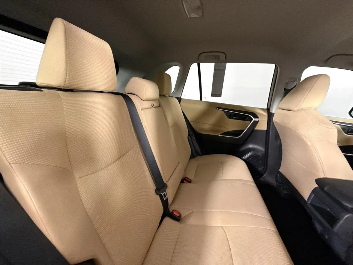2019 Toyota RAV4 LE thumbnail 35
