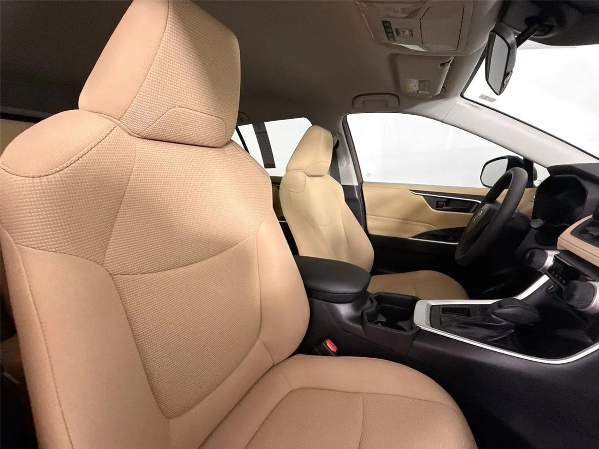 2019 Toyota RAV4 LE thumbnail 36