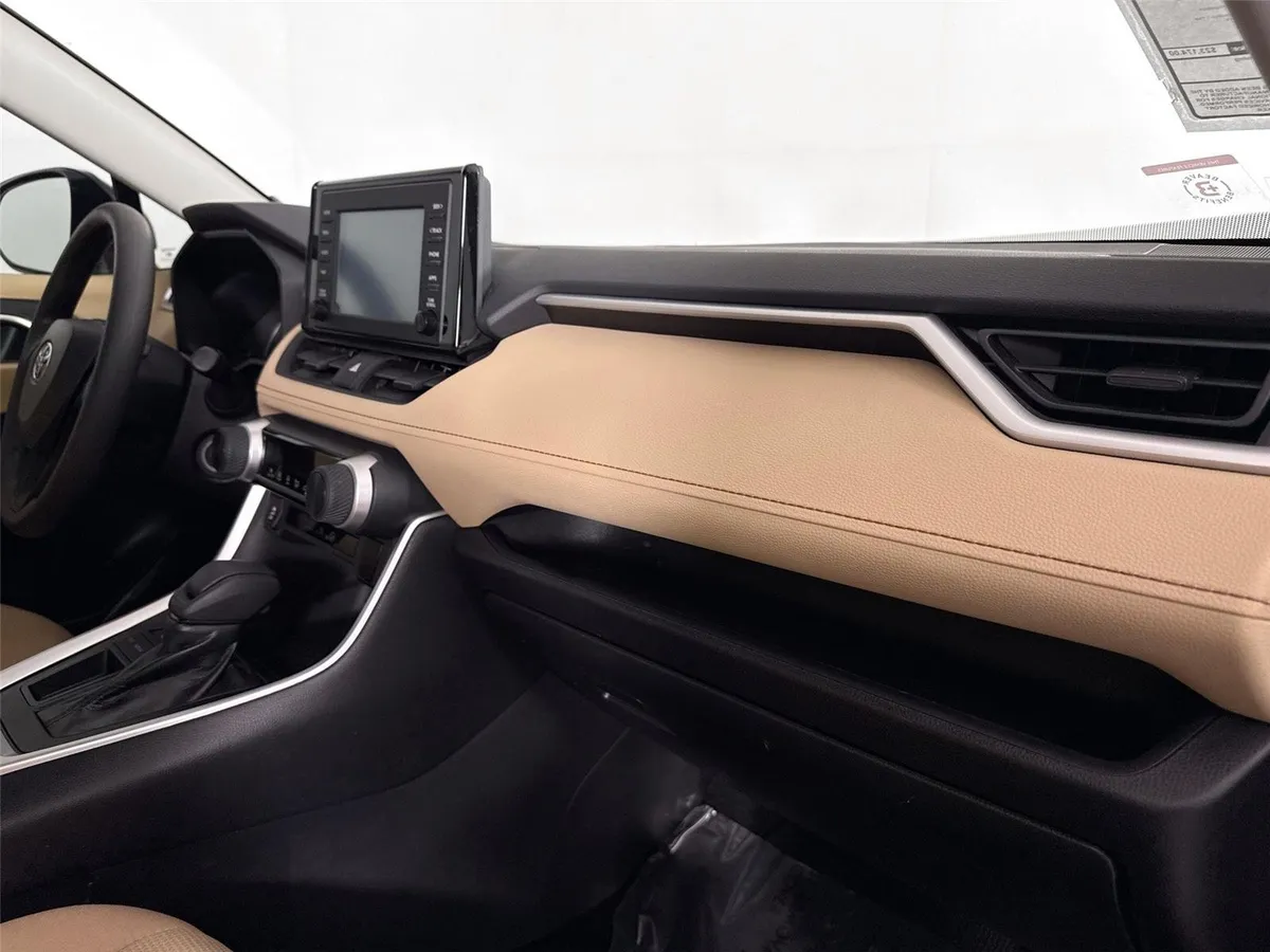 2019 Toyota RAV4 LE thumbnail 37