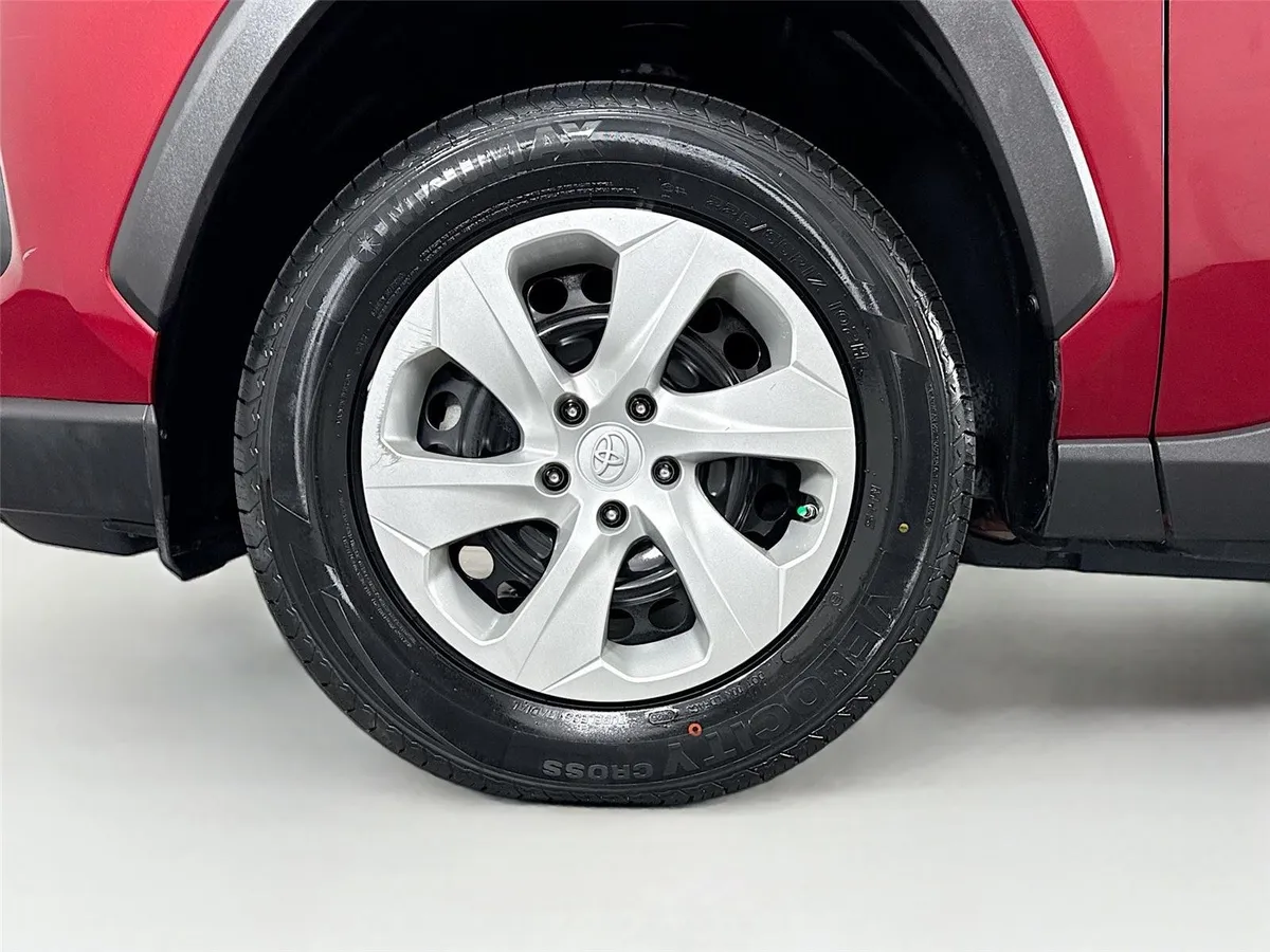 2019 Toyota RAV4 LE thumbnail 39