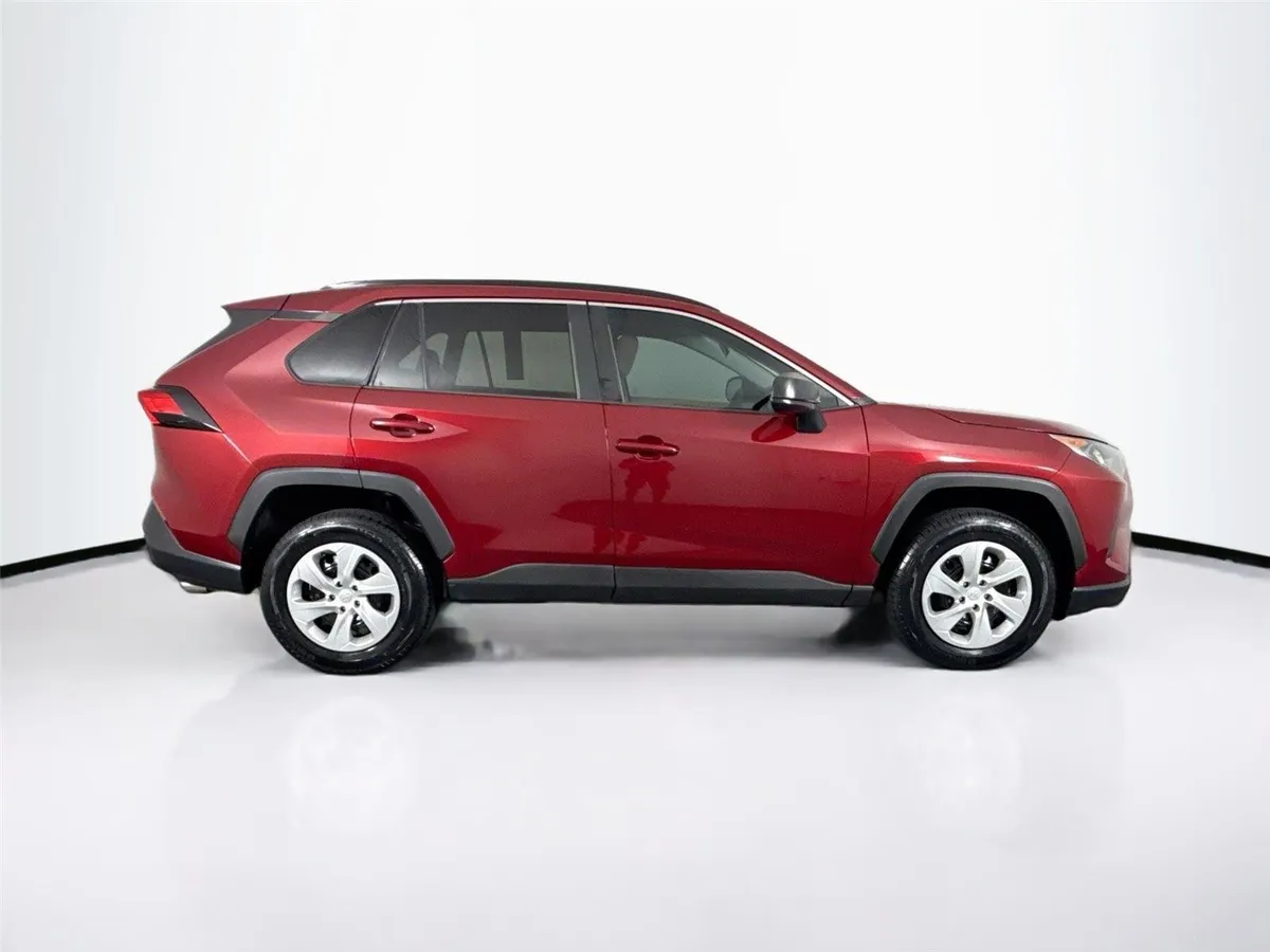 2019 Toyota RAV4 LE thumbnail 9
