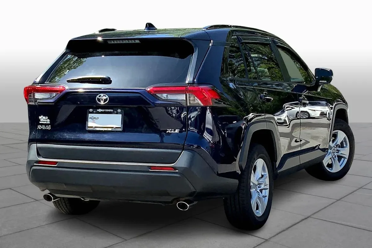 2019 Toyota RAV4 XLE thumbnail 10