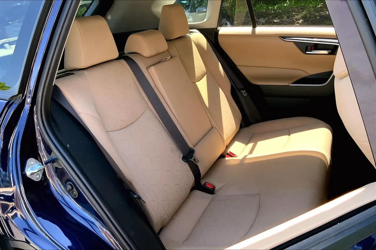 2019 Toyota RAV4 XLE thumbnail 16