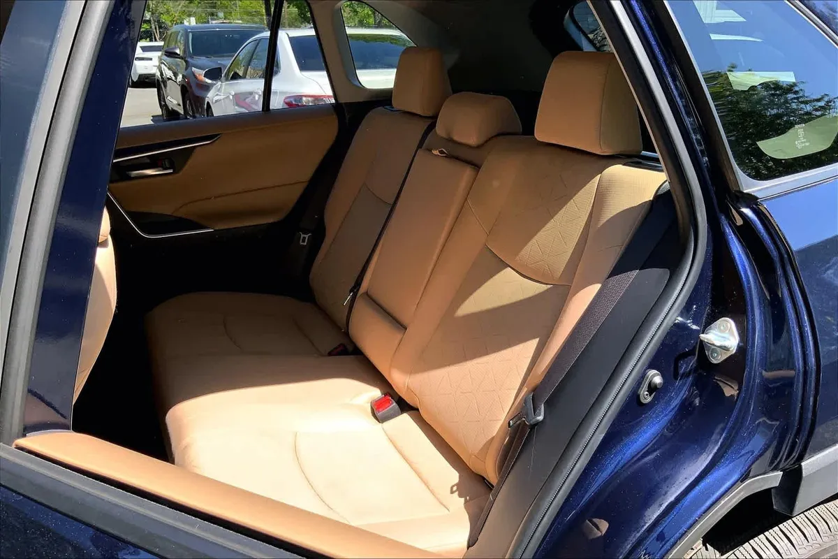 2019 Toyota RAV4 XLE thumbnail 17