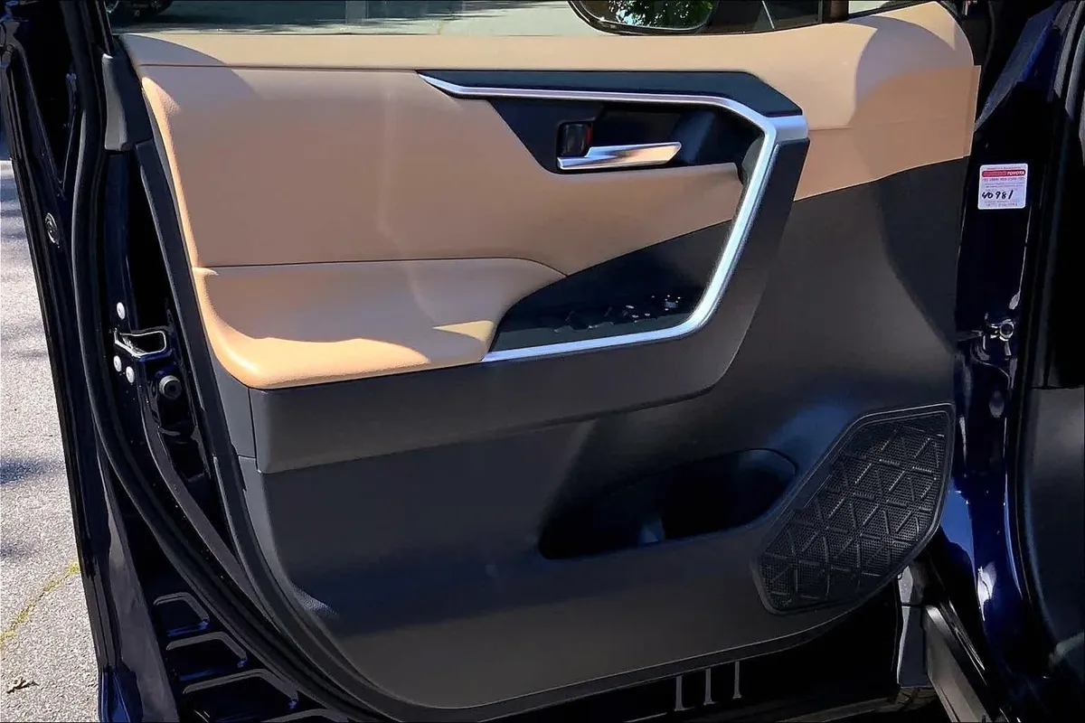 2019 Toyota RAV4 XLE thumbnail 18