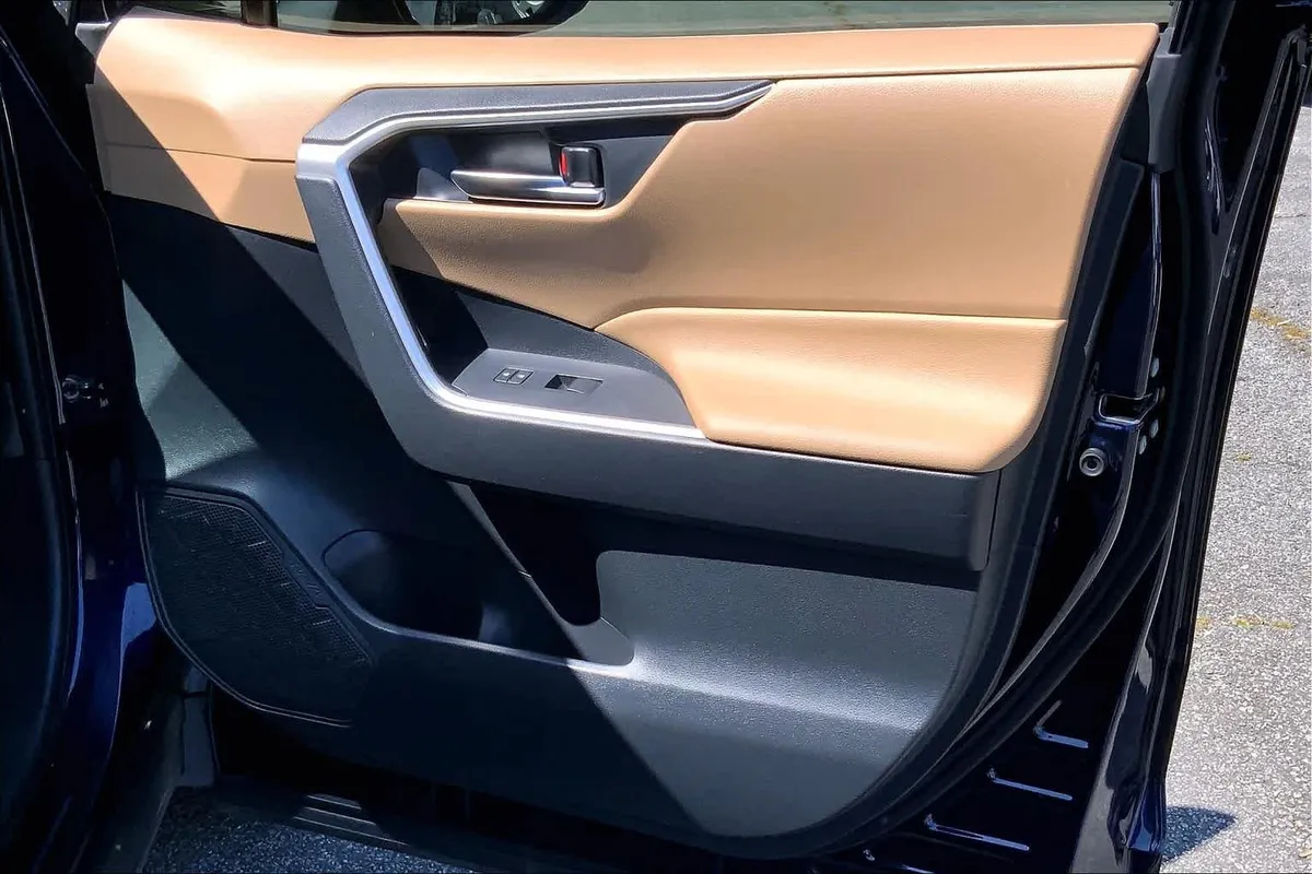 2019 Toyota RAV4 XLE thumbnail 19