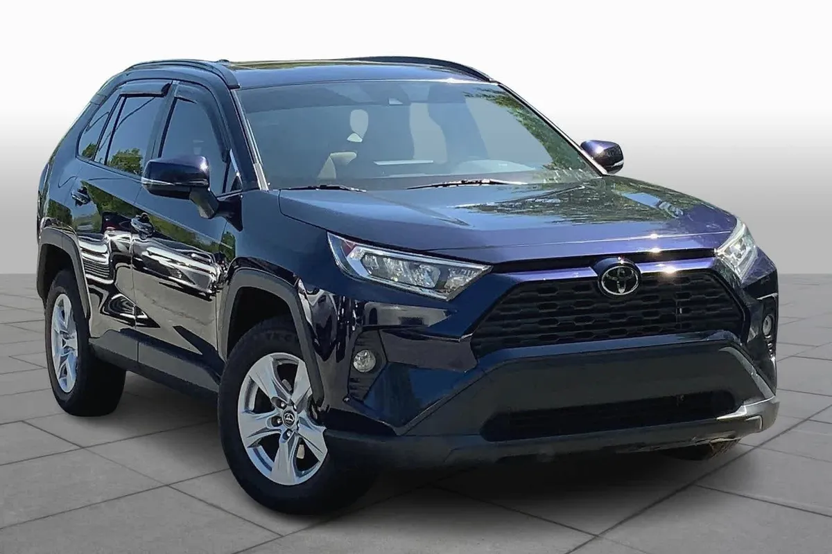 2019 Toyota RAV4 XLE thumbnail 2
