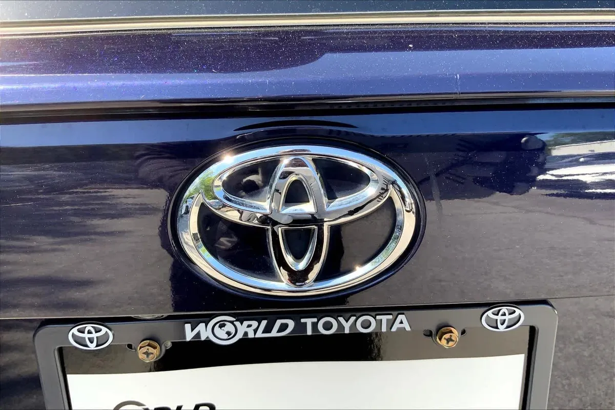 2019 Toyota RAV4 XLE thumbnail 26
