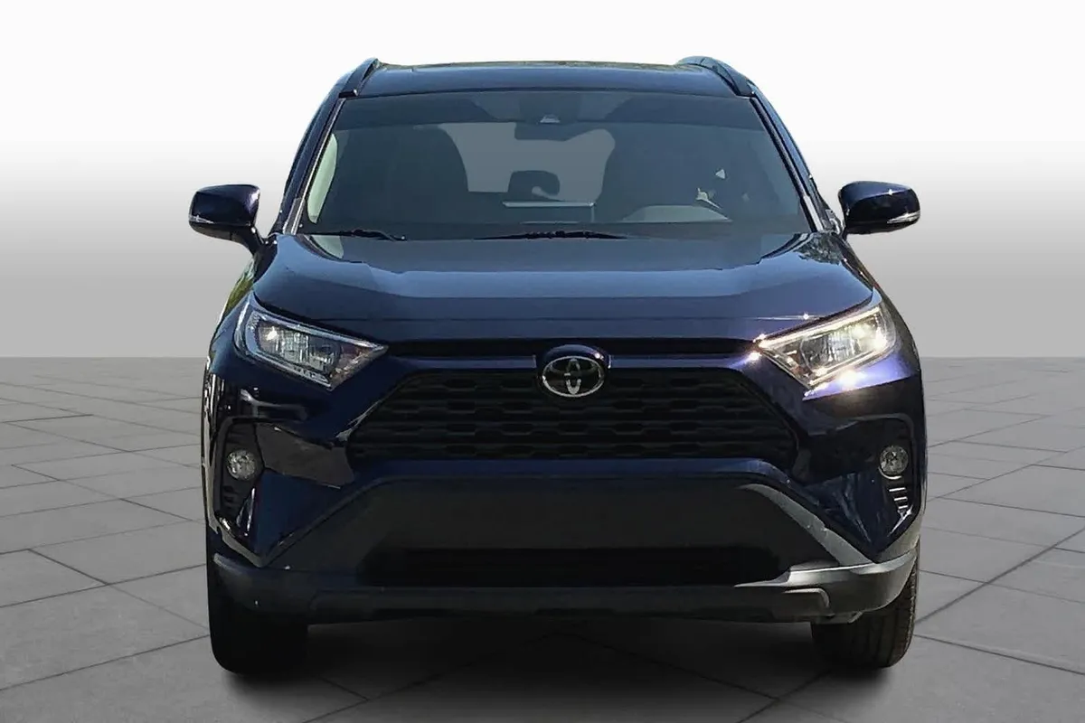 2019 Toyota RAV4 XLE thumbnail 3